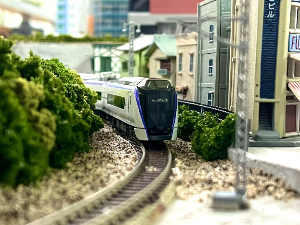ジオラマ情景を走るNゲージ